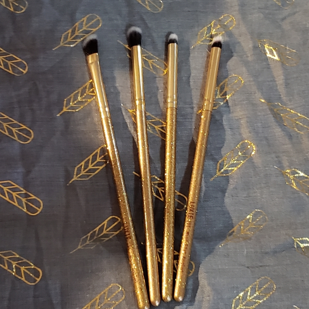 Makeup brushes